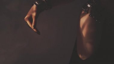 Işıkta ve gölgede dans eden şehvetli kadın