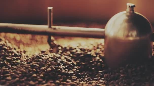 Doftande kaffebönor i brödrosten — Stockvideo