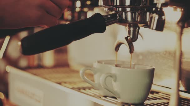 Barista haciendo una taza de café fuerte en una máquina de café — Vídeos de Stock