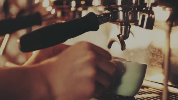 Barista kahve makinesinde bir fincan koyu kahve yapıyor. — Stok video