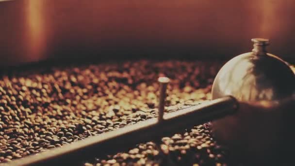 Ароматные кофейные зерна в жаровне — стоковое видео