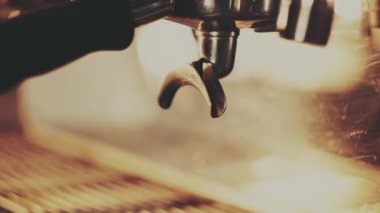 Barista kahve makinesinde iki espresso yapıyor.