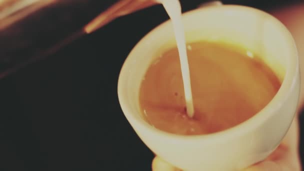 バリスタはコーヒーショップでカプチーノを作る — ストック動画