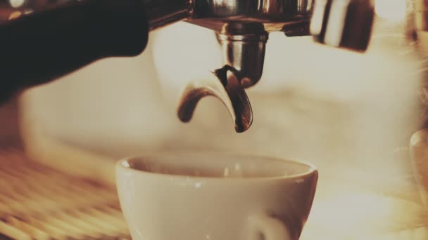 Barista fazendo uma xícara de café forte em uma máquina de café — Vídeo de Stock