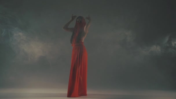 Donna che balla in fumo in abito rosso — Video Stock