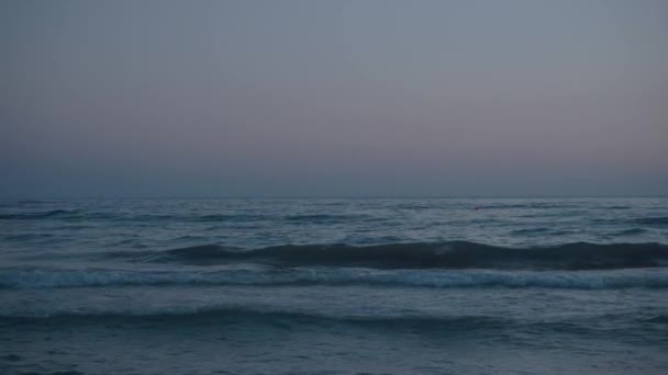 Gün batımında denizin arka planı. Yavaş çekim — Stok video