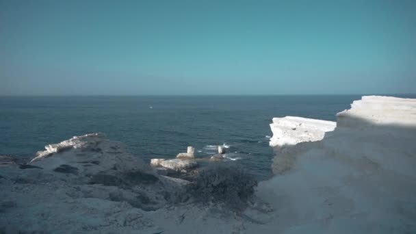 Amanecer en las rocas junto al mar. Caducidad — Vídeo de stock