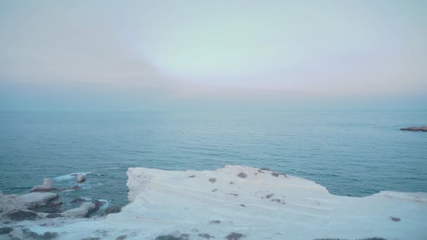Восход солнца на скалах у моря — стоковое видео