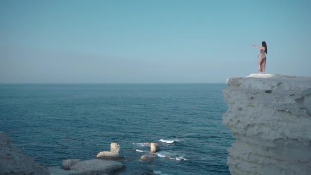 Femme dansant sur les rochers près de la mer — Video