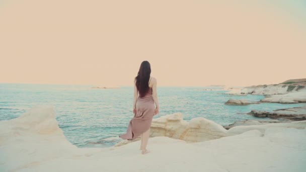女人在岩石上走海岸线 — 图库视频影像