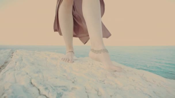 Žena kráčí po pobřeží po skalách — Stock video
