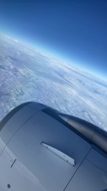 Uçaktan Pencere Görüntüsü. Dikey