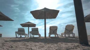 Boş kumsal. Şemsiyeli ve güneşli plajlar