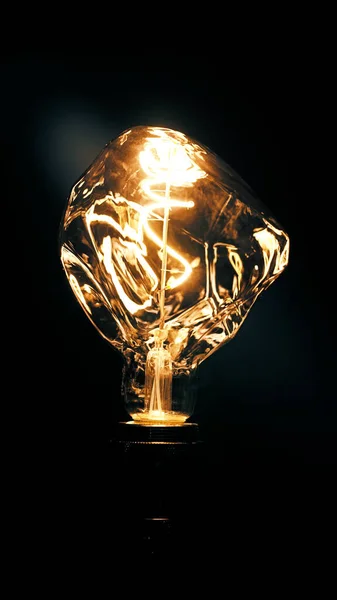 Karanlık bir arka planda Edison lambası