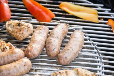 Sosis, et ve sebze bir ızgara