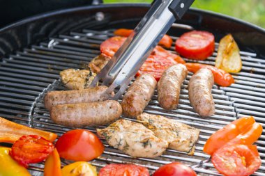 Sosis, et ve sebze bir ızgara