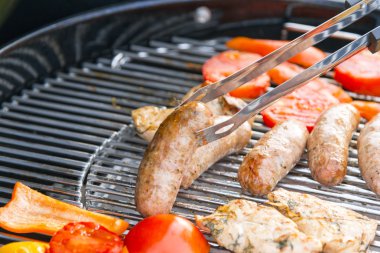 Sosis, et ve sebze bir ızgara