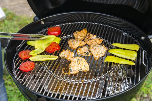 Saucisses, viande et légumes sur un gril — Photo