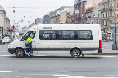 Otobüs sürücüsü ile konuşurken polis.