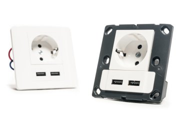 İki usb şarj bağlantı noktası ile modern güç soketi.