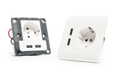 İki usb şarj bağlantı noktası ile modern güç soketi.