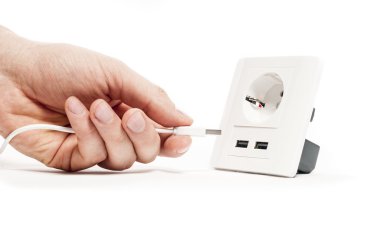 Takın. Bir adam bir usb tapa içine a usb liman bıçaklıyor.