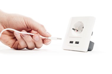 Takın. Bir adam bir usb tapa içine a usb liman bıçaklıyor.