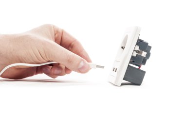 Takın. Bir adam bir usb tapa içine a usb liman bıçaklıyor.