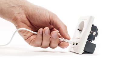 Takın. Bir adam bir usb tapa içine a usb liman bıçaklıyor.