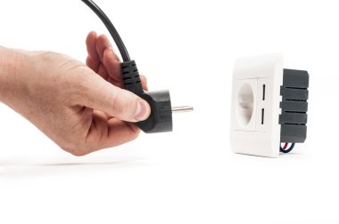 İki usb şarj cihazı çıkışıyla soket.