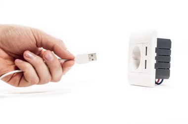 İki usb şarj cihazı çıkışıyla soket.