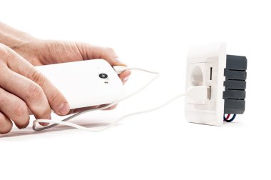 İki usb şarj cihazı çıkışıyla soket.