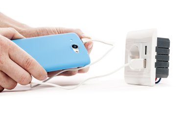 İki usb şarj cihazı çıkışıyla soket.