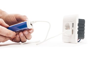 İki usb şarj cihazı çıkışıyla soket.
