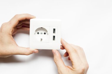 İki usb şarj cihazı çıkışıyla soket.