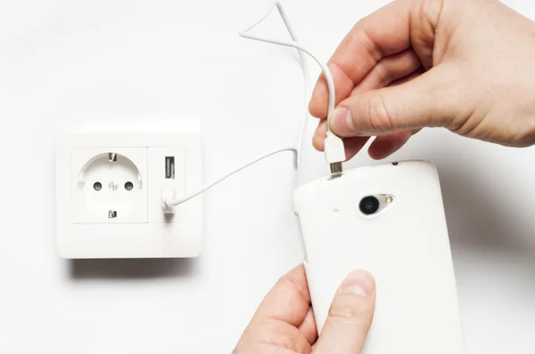 İki usb şarj cihazı çıkışıyla soket.