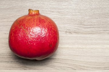 Kırmızı olgun nar