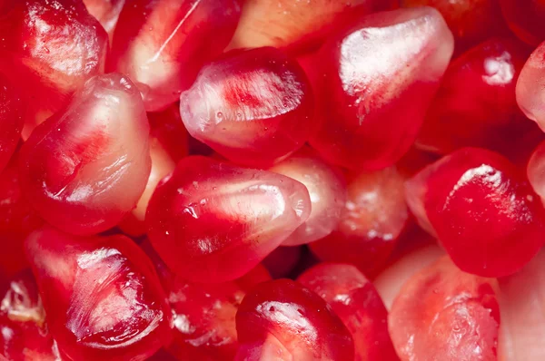 Красные, спелые семена граната . — стоковое фото