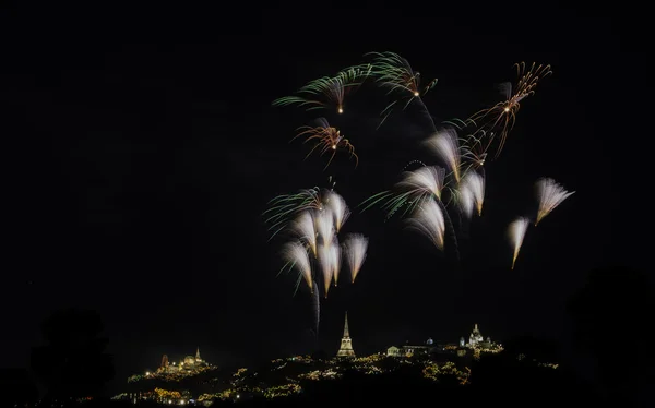 Feuerwerk im thailändischen Palast auf dem Berg — Stockfoto