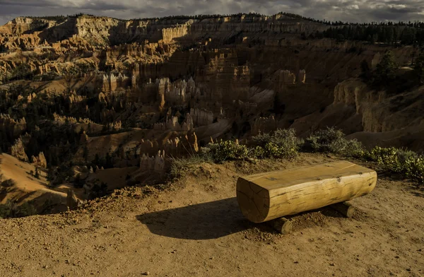 Banc vide au point de vue — Photo