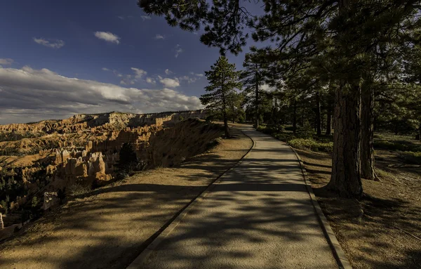 Μονοπάτι κατά μήκος του γκρεμού Bryce Canyon — Φωτογραφία Αρχείου