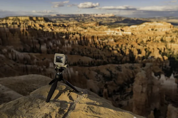 Μικρή φωτογραφική μηχανή stand σε βράχο — Φωτογραφία Αρχείου