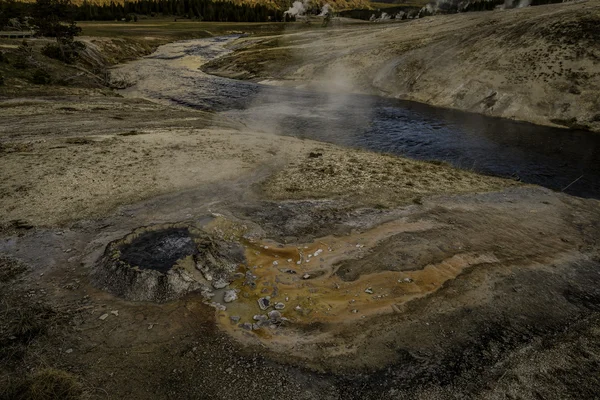 Μικρό βραστό geyser ροής στον ποταμό στο παλιό πιστός — Φωτογραφία Αρχείου