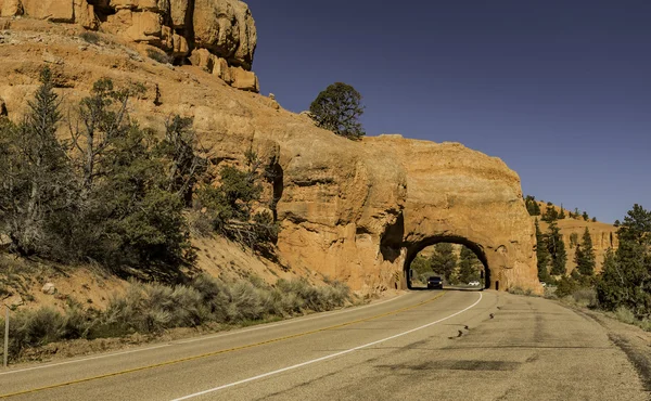 Alagút autó vezetési keresztül a közelben Bryce Canyon National park — Stock Fotó