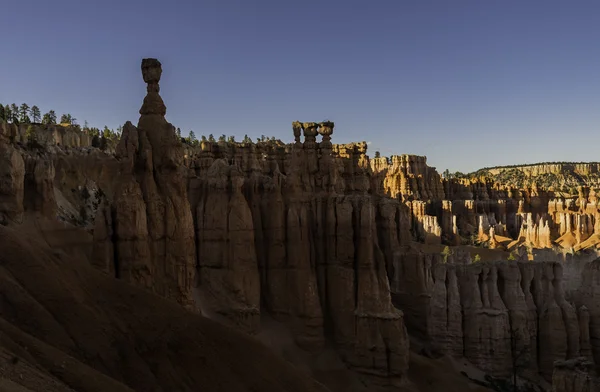 Точки зору, щоб побачити молоток каменя на Брайс-Каньйон — стокове фото