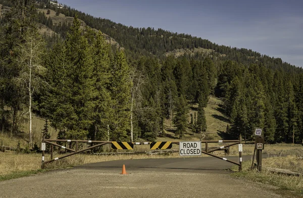 Camino cerrado a la zona peligrosa en el parque de Yellowstone — Foto de Stock