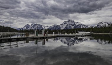 Beyaz gemi iskelede Grand Teton Milli Parkı'nda ABD