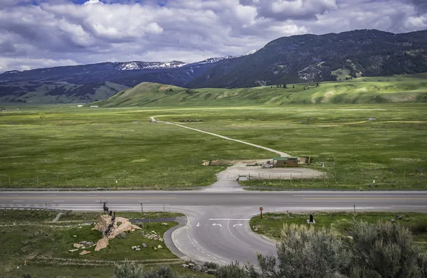 Cross country road a lo largo del campo en Grand Teton — Foto de Stock