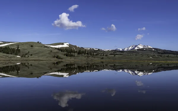 Montaña de reflexión en el lago en el Parque Nacional Yellowstone — Foto de Stock