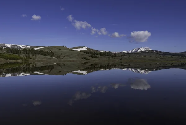 Hermoso reflejo del lago de nubes y montañas — Foto de Stock